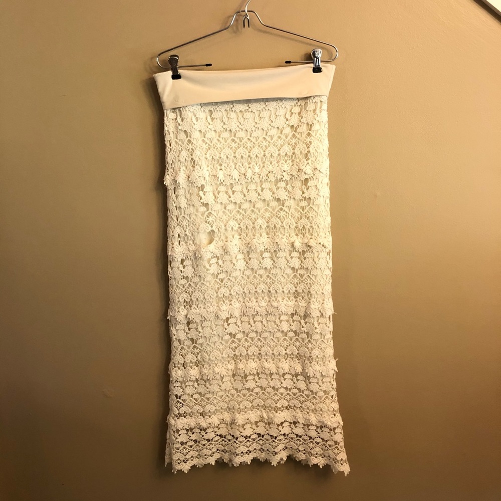 Solitaire crochet beige long skirt.